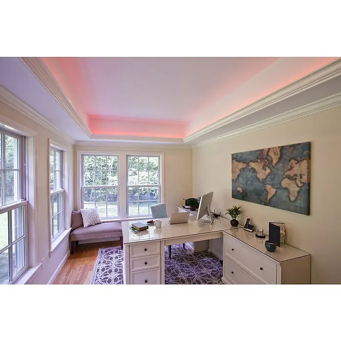 Ledvance Smart+ WiFi LED-Band Flex Erweiterung - Länge: 1 m, RGB - Ein modernes Arbeitszimmer mit einem weißen Schreibtisch, einem Weltkartenbild und stimmungsvoller roter Deckenbeleuchtung für eine produktive Atmosphäre.