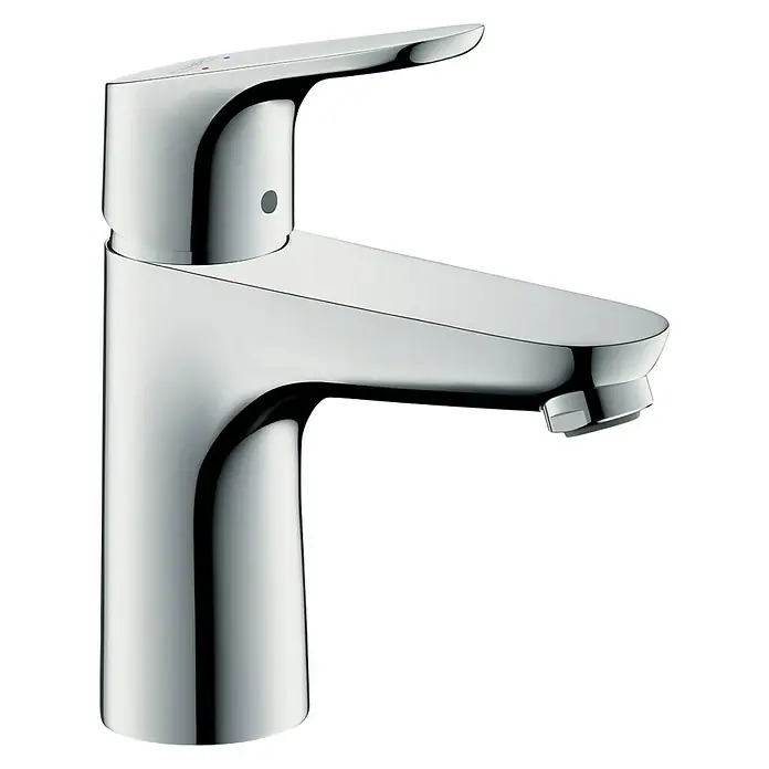 Hansgrohe Focus Waschtischarmatur 100 - Chrom, Glänzend - Nahaufnahme eines modernen, glänzenden Chrom-Wasserhahns vor schwarzem Hintergrund, der ein elegantes Baddesign betont.