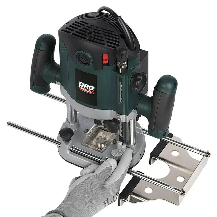 PowerPlus Fresadora eléctrica POWP6050 - 2.100 W, 8.000 r.p.m. - 23.500 r.p.m., Diámetro del portaherramientas: 12 mm - La imagen muestra una fresadora vertical Pro Power, una herramienta eléctrica para trabajar la madera, utilizada para cortes y modelado precisos.