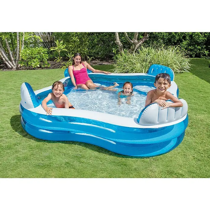 Intex Piscina Quick-Up Family Lounge - L x An x Al: 229 x 229 x 66 cm, Azul/Blanco, 880 l - Una piscina inflable con varias personas en el césped. Disfruta de la refrescante piscina con cómodos respaldos para relajarse.