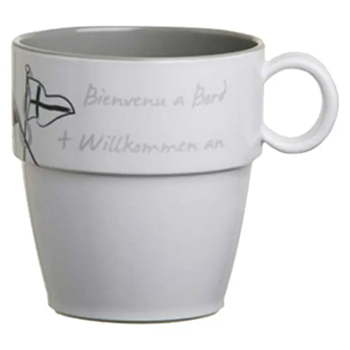 Marine Business Welcome on Board Taza para beber - 6 ud., Gris, 320 l - Una taza blanca con borde y asa grises, decorada con una bandera y las palabras "Bienvenu a Bord + Willkommen an".