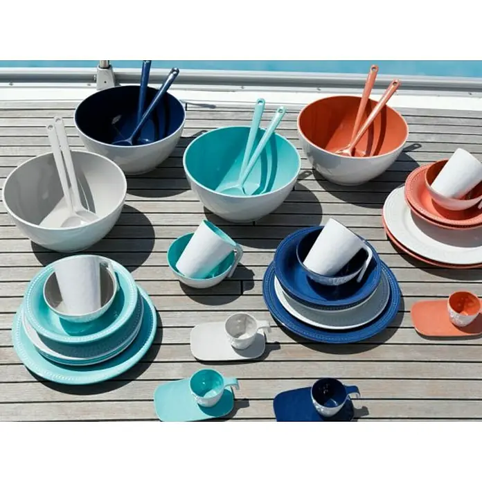 Marine Business Summer Set de bols - Plástico, Azul Acqua - Surtido de juegos de vajilla que incluyen cuencos y tazas en varios colores como azul, gris, turquesa y coral sobre una mesa de madera.