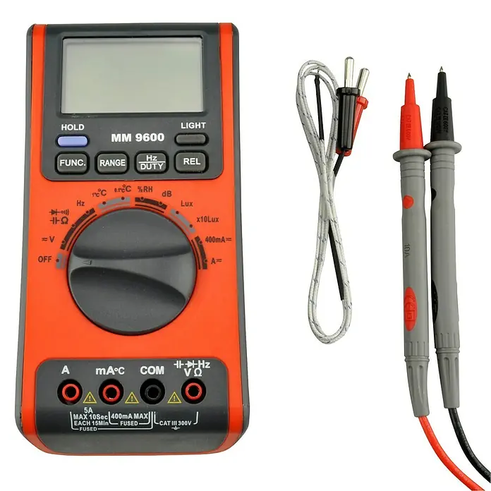 Profi Depot Digital-Multimeter MM 9600 5 in 1 - Messbereich Wechselspannung: 1 V - 300 V - Das Bild zeigt ein digitales Multimeter MM 9600 mit Messleitungen und einem Thermoelement, ein nützliches Werkzeug zum Messen von elektrischen Größen.