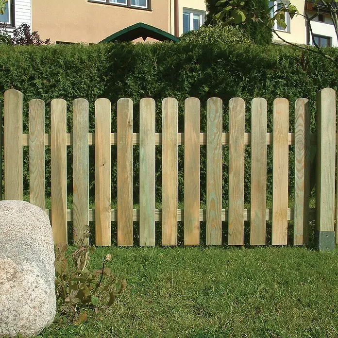 Vorgartenzaun - Gerade - Eine Nahaufnahme eines Holzzauns mit abgerundeten Pfosten in einem Garten, der die natürliche Holzmaserung und die grüne Umgebung hervorhebt.