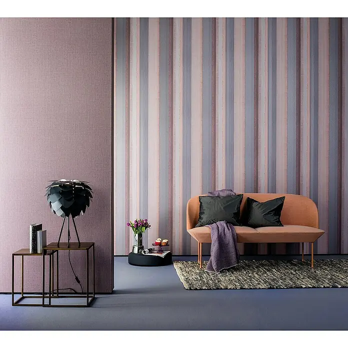 Marburg Casual Vliestapete Punkte und Streifen - Violett, Streifen, 10,05 x 0,53 m - Elegantes Wohnzimmer mit einem modernen Sofa, stilvoller Lampe und dekorativer Wandgestaltung.