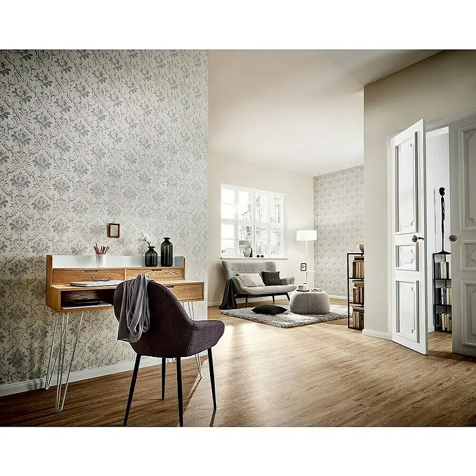 Marburg Home Classic Belvedere Vliestapete Damastmotiv I - Grau/Beige, Ornament, 10,05 x 0,53 m - Helles Wohnzimmer mit stilvollem Holzschreibtisch, modernem Stuhl und dekorativer Wandtapete, das eine einladende Arbeitsatmosphäre schafft.
