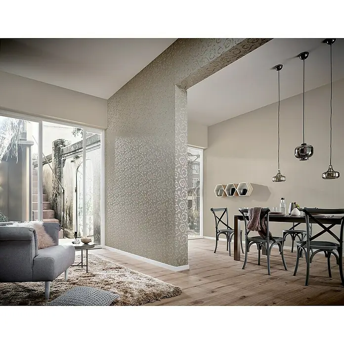 Marburg Home Classic Belvedere Vliestapete Rokkoko-Ranke - Greige, Ornament, 10,05 x 0,53 m - Wohnzimmer mit modernem Sofa, Esstisch mit Stühlen und dekorativer Tapete für ein stilvolles Ambiente.