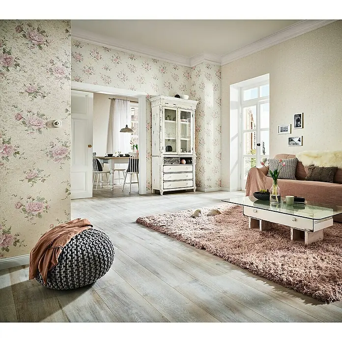 Marburg Home Classic Belvedere Vliestapete Rosen-Bouquet - Beige/Rosa, Floral, 10,05 x 0,53 m - Einladendes Wohnzimmer mit blumiger Tapete, Vintage-Schrank und einem weichen, rosa Teppich, der eine gemütliche Atmosphäre schafft.
