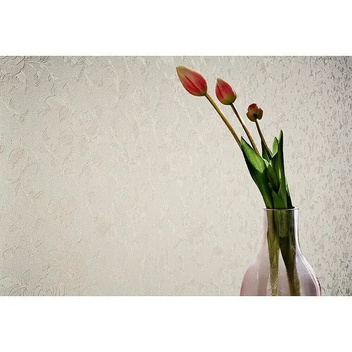 Marburg Home Classic Belvedere Vliestapete Allover-Ranke - Dunkelbeige, Floral, 10,05 x 0,53 m - Stillleben mit rosa Tulpen in einer eleganten Glasvase vor einem dezenten, floral gemusterten Hintergrund.