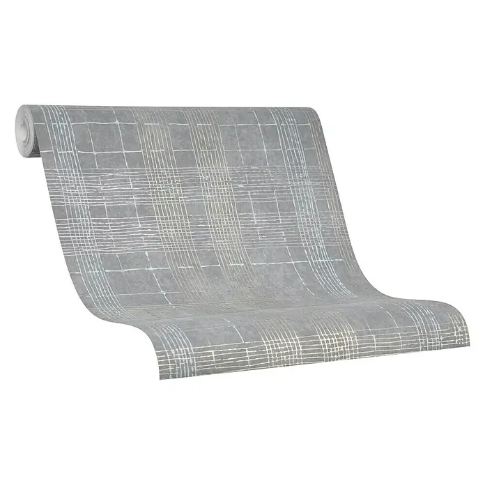 Marburg Casual Vliestapete Karrierte Linien - Grau, Streifen, 10,05 x 0,53 m - Ein detailreicher Blick auf eine Rolle grauer Tapete mit silbernem Karomuster, die sich elegant vor einem neutralen Hintergrund abrollt.