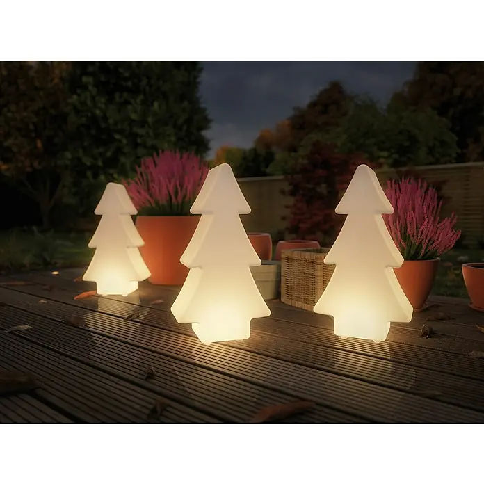 Paulmann Plug & Shine LED-Dekoleuchte Tree - Weiß, L x B x H: 14 cm x 28 mm x 49 cm - Dekorative Weihnachtsbaumleuchten für den Außenbereich auf einer Holzterrasse, die eine festliche und warme Atmosphäre schaffen.