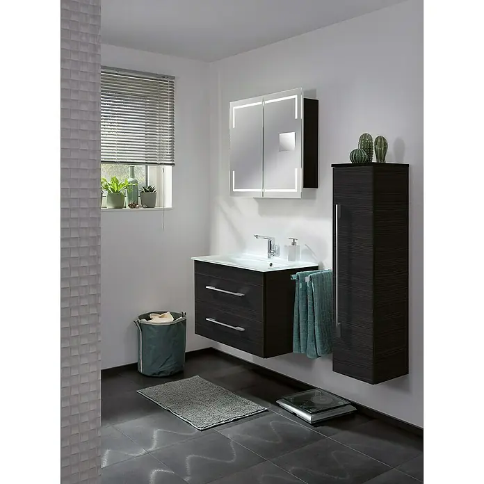 Camargue Stella LED-Spiegelschrank - B x H: 80 x 73,7 cm, Holz, Dark Oak, Mit Beleuchtung, Kantenausführung Tür: Eckig - Ein modernes Badezimmer mit einem Unterschrankwaschtisch in dunklem Holz, einem Spiegelschrank und einem Hochschrank, die ein stimmiges Ensemble bilden.