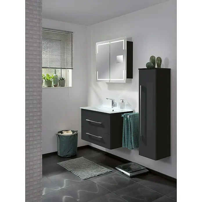 Camargue Stella LED-Spiegelschrank - B x H: 80 x 73,7 cm, Holz, Grafit, Mit Beleuchtung, Kantenausführung Tür: Eckig - Badezimmer mit modernem Waschtischunterschrank in Anthrazit, Spiegelschrank mit Beleuchtung und Hochschrank. Graue Bodenfliesen.