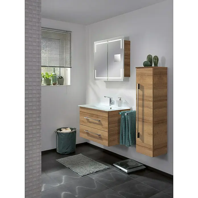 Camargue Stella LED-Spiegelschrank - B x H: 80 x 73,7 cm, Holz, Berg Eiche, Mit Beleuchtung, Kantenausführung Tür: Eckig - Modernes Badezimmer mit Holzwaschtisch, Spiegelschrank mit Beleuchtung und grauem Badteppich auf dunklen Fliesen.