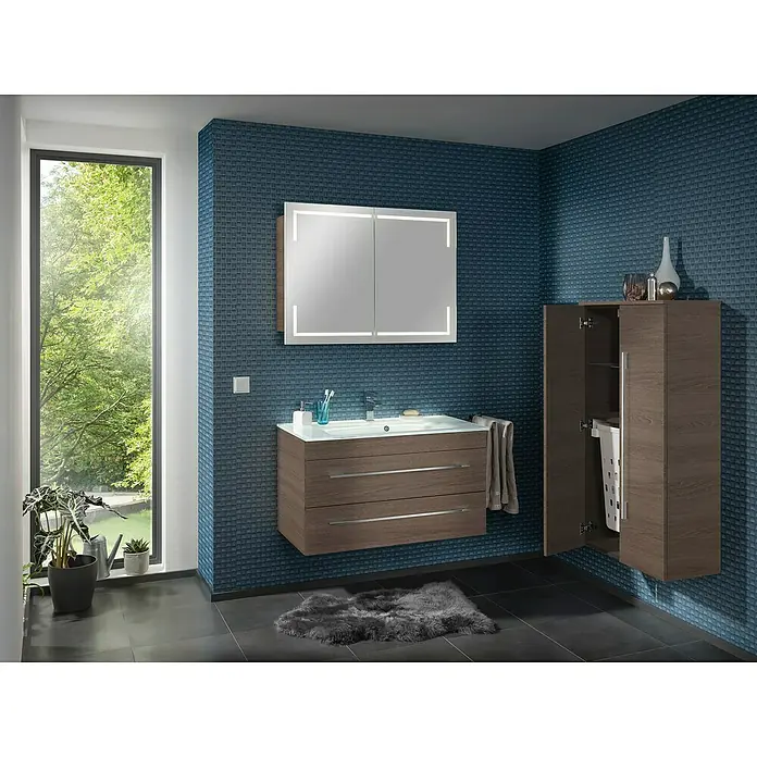Camargue Stella Waschtischunterschrank - 99,4 x 48,8 x 55 cm, Mit Beleuchtung, Eiche Maron - Badezimmer-Interieur mit einem modernen Waschtisch mit Schubladen, einem beleuchteten Spiegelschrank und einem Hängeschrank in Holzoptik.
