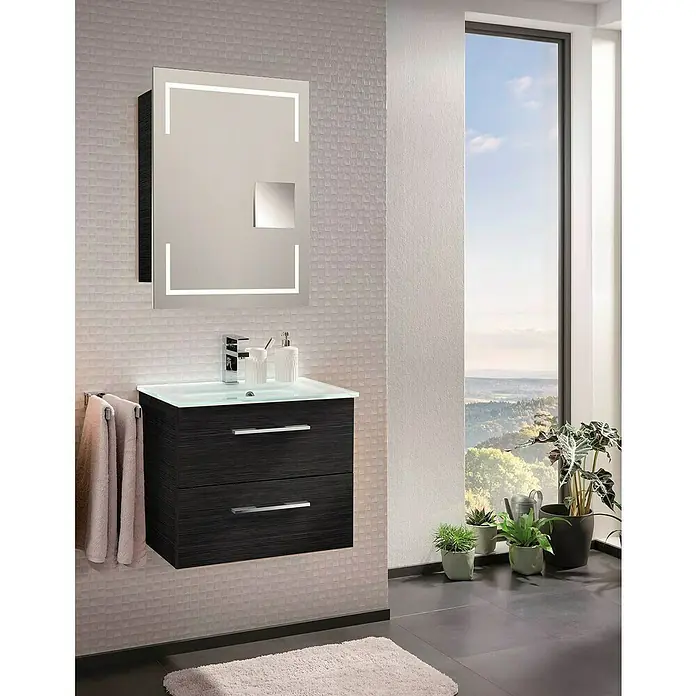 Camargue Stella LED-Spiegelschrank - B x H: 60 x 73,7 cm, Holz, Dark Oak, DIN Anschlag: Rechts, Kantenausführung Tür: Eckig - Modernes Badezimmer-Interieur mit einem hängenden Waschtisch in Holzoptik, einem beleuchteten Spiegel und Zimmerpflanzen für eine frische Atmosphäre.