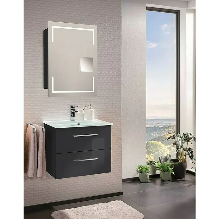 Camargue Stella LED-Spiegelschrank - B x H: 60 x 73,7 cm, Holz, Grafit, DIN Anschlag: Rechts, Kantenausführung Tür: Eckig - Modernes Badezimmer-Interieur mit schwarzem Waschtischunterschrank, beleuchtetem Spiegel und Pflanzen.