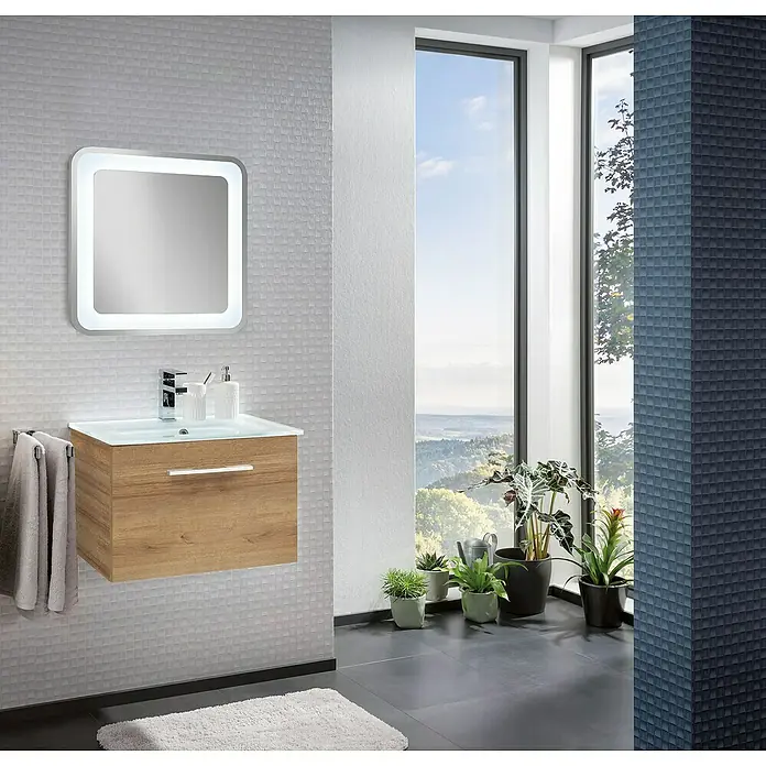 Camargue Stella Waschtischunterschrank - 59,2 x 40,8 x 39 cm, Ohne Beleuchtung, Berg Eiche - Elegantes Badezimmer-Interieur mit einem stilvollen Waschtisch aus hellem Holz, einem beleuchteten Spiegel und modernen Armaturen.