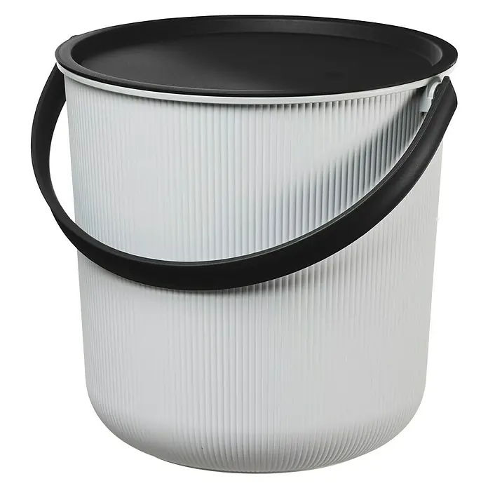Eimer Akita - L x B x H: 480 x 446 x 445 mm, 53 l, Grau - Grauer Eimer mit gerippter Oberfläche und schwarzem Deckel sowie schwarzem Griff. Ideal für Haus und Garten.