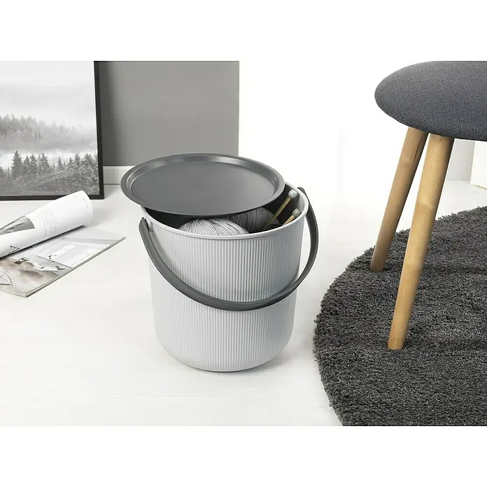 Eimer Akita - L x B x H: 480 x 446 x 445 mm, 53 l, Grau - Ein grauer Strickkorb mit Deckel, gefüllt mit Wollknäueln und Stricknadeln, steht auf einem hellen Boden.