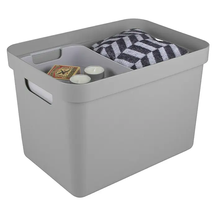 Sunware Aufbewahrungsbox Sigma Home - L x B x H: 35 x 24,6 x 24,3 cm, Kunststoff, Hellgrau - Ein grauer Aufbewahrungskorb mit Fächern, gefüllt mit einer Decke, Teelichtern und einer Streichholzschachtel, ideal für Organisation und Dekoration.