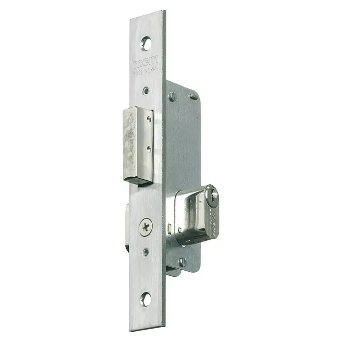 MCM Cerradura de embutir 1550 con entrada de 11 mm - L x An: 240 x 23 mm, Zincado, Puerta de metal - La imagen muestra una cerradura de embutir plateada MCM, fabricada en España, con un cilindro y un cerrojo robusto, ideal para seguridad.