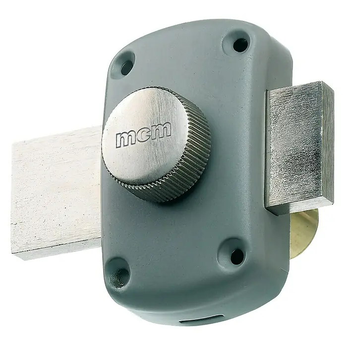 MCM Cerradura con cerrojo 3100PR-55 - 90 x 110 mm, Diámetro ojal: 36,4 mm - Esta imagen muestra una cerradura de puerta MCM gris con un botón giratorio y dos pestillos metálicos. Ideal para seguridad adicional.