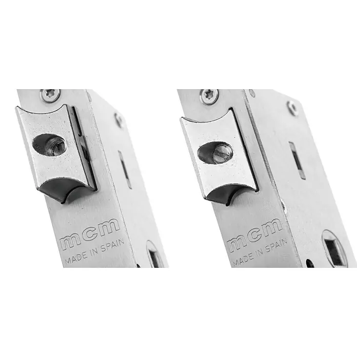 MCM Cerradura empotrable para puerta 2450e - Ancho: 30 mm, Norma de distancia: 85 mm, Cerradura embutida - Primer plano de dos pestillos de puerta MCM plateados fabricados en España, que muestran la artesanía y los detalles de alta calidad.