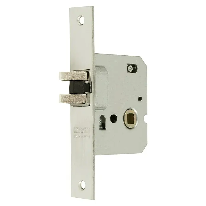 MCM Resbalón 1710X - L x An: 140 x 24 mm, Acero inoxidable, Anchura placa: 50 mm - Primer plano de una cerradura de embutir plateada MCM, fabricada en España, que muestra el pestillo y los orificios de montaje.