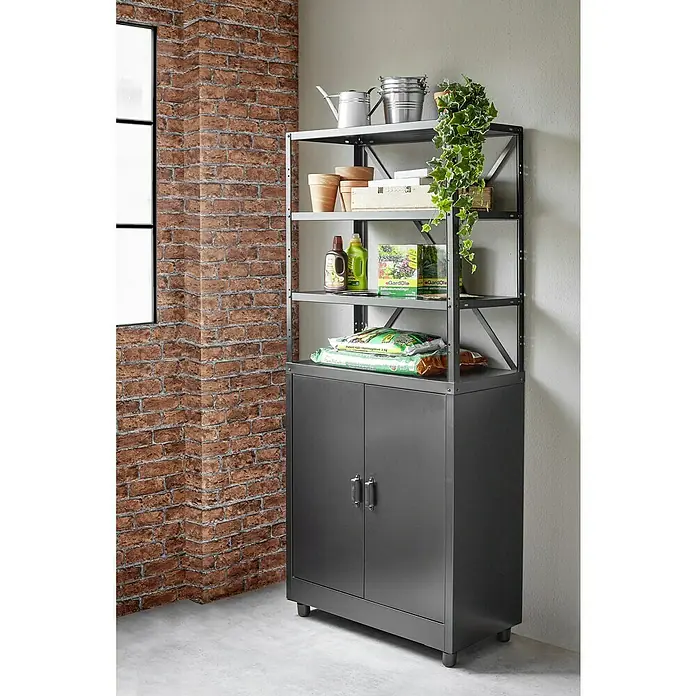 Metall-Mehrzweckschrank - L x B x H: 40 x 80 x 180 cm, Anzahl Türen: 2 Stk. - Ein graues Metallregal mit Schrank und Regalböden, gefüllt mit Gartenzubehör, steht vor einer Ziegelwand.