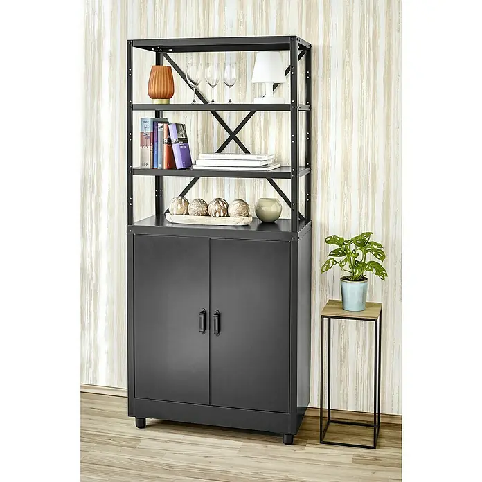 Metall-Mehrzweckschrank - L x B x H: 40 x 80 x 180 cm, Anzahl Türen: 2 Stk. - Ein schwarzes Bücherregal mit Fächern und Schrank mit Deko und einer Zimmerpflanze daneben.