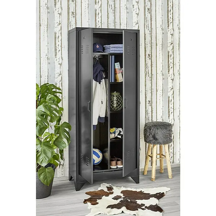 Metall-Mehrzweckschrank - L x B x H: 40 x 80 x 190 cm, Anzahl Türen: 2 Stk. - Ein offener, dunkelgrauer Metall-Garderobenschrank zeigt Kleidung, Bälle und andere Gegenstände. Perfekt für die Organisation in jedem Raum.