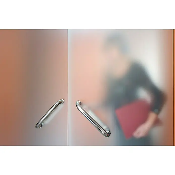 Lámina para ventana Zarame - 92 x 150 cm, Transparente - Vistazo a través de una puerta de vidrio esmerilado con manija, una persona con un archivo rojo al fondo. Ideal para privacidad y diseño de oficina moderno.