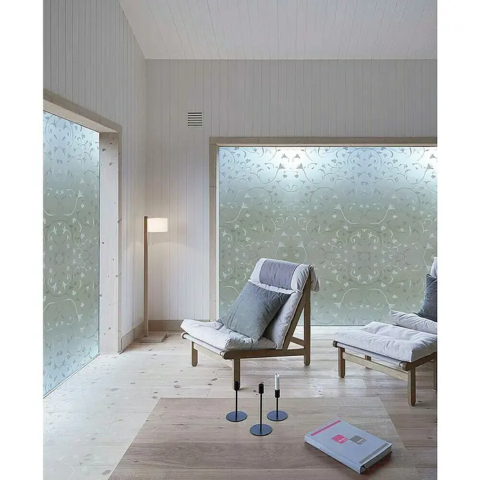 Lámina para ventana Roma - 46 x 150 cm, Transparente - Una habitación luminosa con film floral para ventanas, dos sillas de madera y portavelas minimalistas crean un ambiente tranquilo.