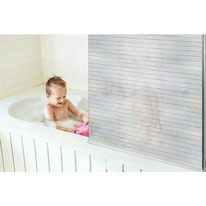 Lámina para ventana Mayo - 92 x 150 cm, Transparente - La imagen muestra una mampara de baño a rayas, que ofrece protección contra salpicaduras y privacidad, mientras un niño disfruta de un baño de burbujas.