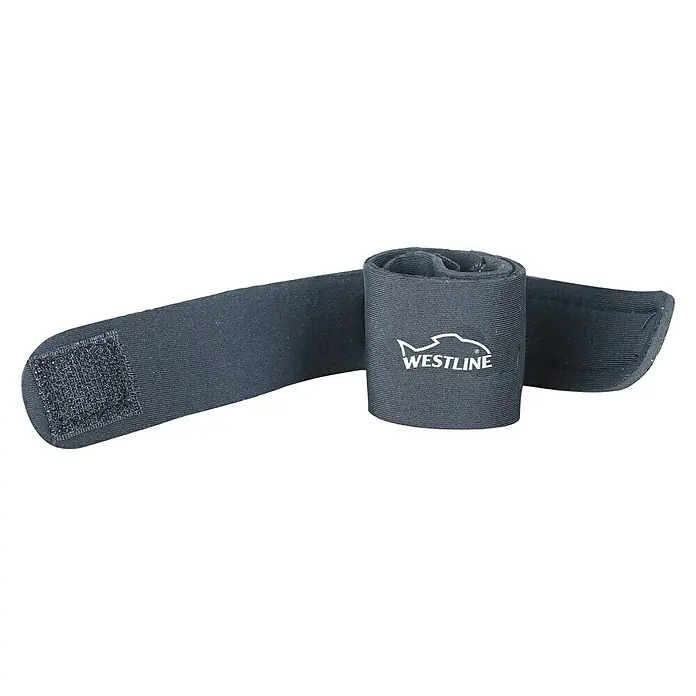 Westline Rutenband Neopren - 2 Stk. - Das Bild zeigt eine schwarze Handgelenkbandage von Westline, aufgerollt und mit Klettverschluss, ideal für Sport und Fitness.