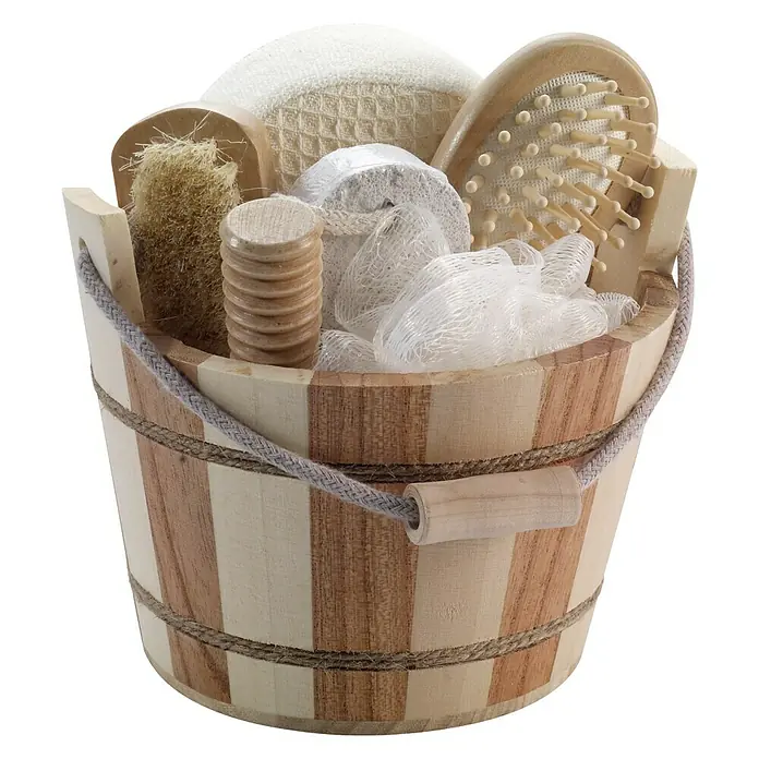 Geschenk-Set mit Holzbottisch - 6 -tlg. - Holzeimer gefüllt mit verschiedenen Badeutensilien. Ideal für Entspannung und Körperpflege, bestehend aus Bürsten, Schwämmen und Massagegeräten.
