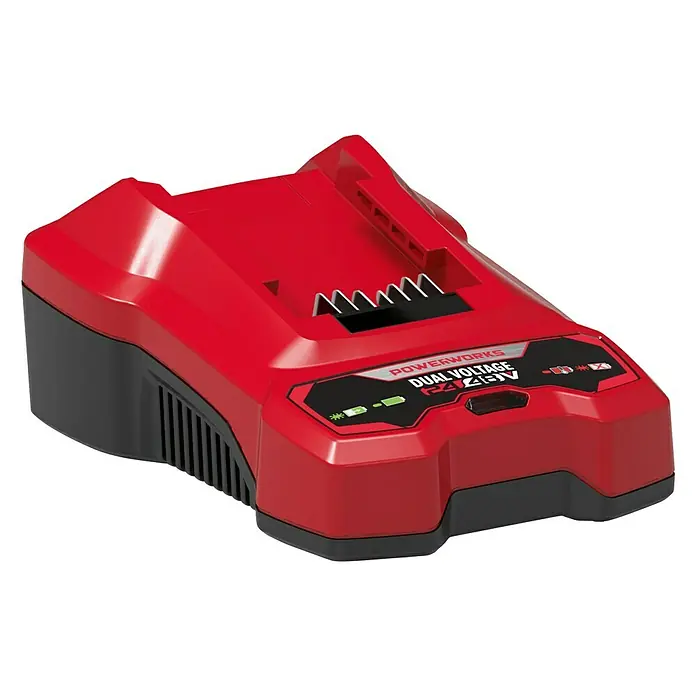Powerworks Dual Voltage Ladegerät P2448C - Passend für: Powerworks Geräte 24/48 V - Nahaufnahme eines Powerworks Dual Voltage 24/48V Akku-Ladegeräts, ideal zum Aufladen von Werkzeugakkus.