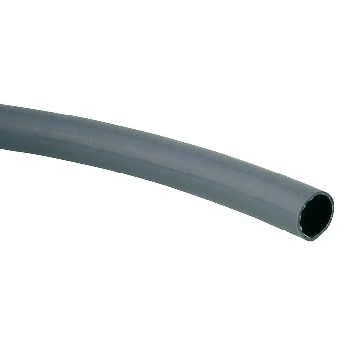 Zulaufschlauch - ⅜″, Grau - Detailaufnahme eines grauen PVC-Schlauchs auf schwarzem Hintergrund, der sich leicht biegt und dessen Öffnung sichtbar ist.