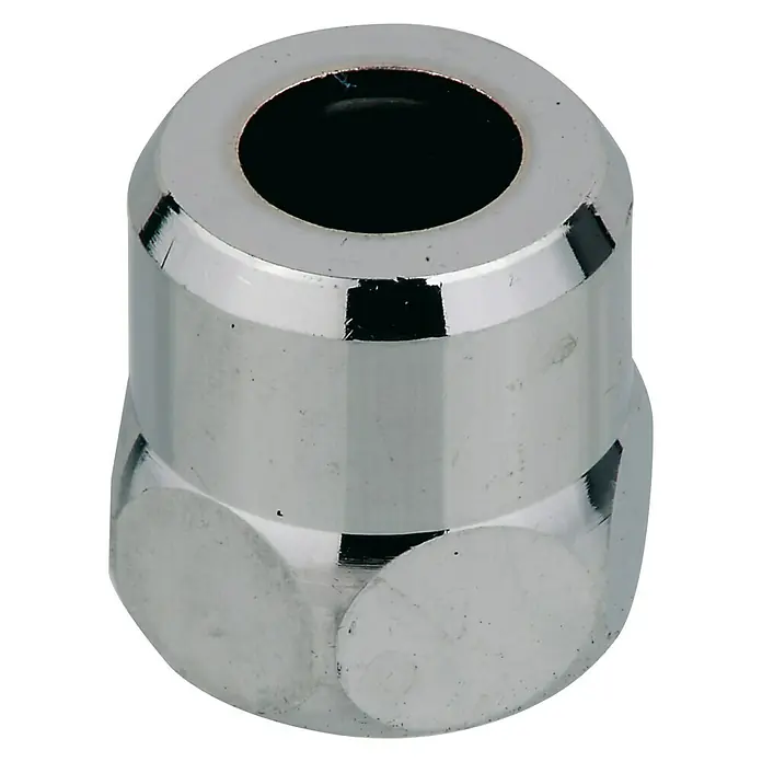 Quetschverschraubung - ⅜″ x 10 mm, Verchromt - Nahaufnahme einer glänzenden, verchromten Überwurfmutter mit Innengewinde auf schwarzem Hintergrund.