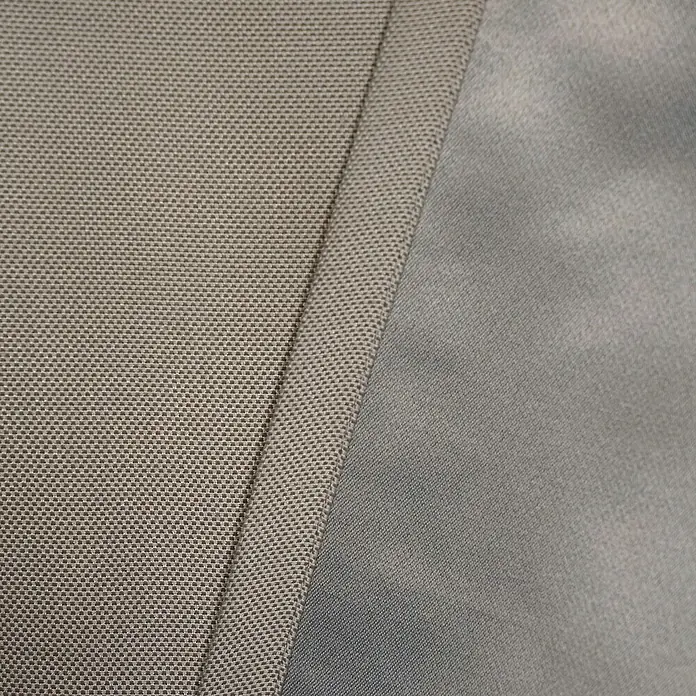 Verdunkelungsvorhang Dim - B x H: 135 x 245 cm, 100 % Polyester, Sand - Nahaufnahme von zwei Stoffarten, einem strukturierten Gewebe und einem glatten, einfarbigen Stoff.