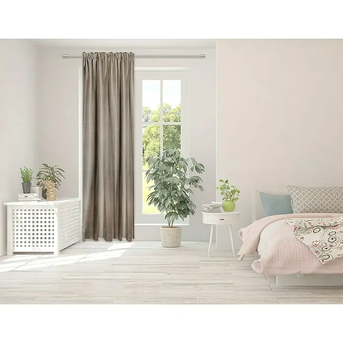 Verdunkelungsvorhang Dim - B x H: 135 x 245 cm, 100 % Polyester, Sand - Zimmerblick mit einem eleganten, braunen Vorhang vor dem Fenster, der das natürliche Licht sanft filtert und eine gemütliche Atmosphäre schafft.