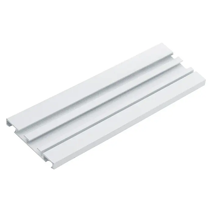 Vorhangschiene Level Verdunkelungssystem - Weiß, Länge: 150 cm, Anzahl Läufe: 2 Stk. - Nahaufnahme einer weißen Kunststoff-Kabelführungsschiene, die eine ordentliche Kabelführung ermöglicht und für saubere Installationen sorgt.