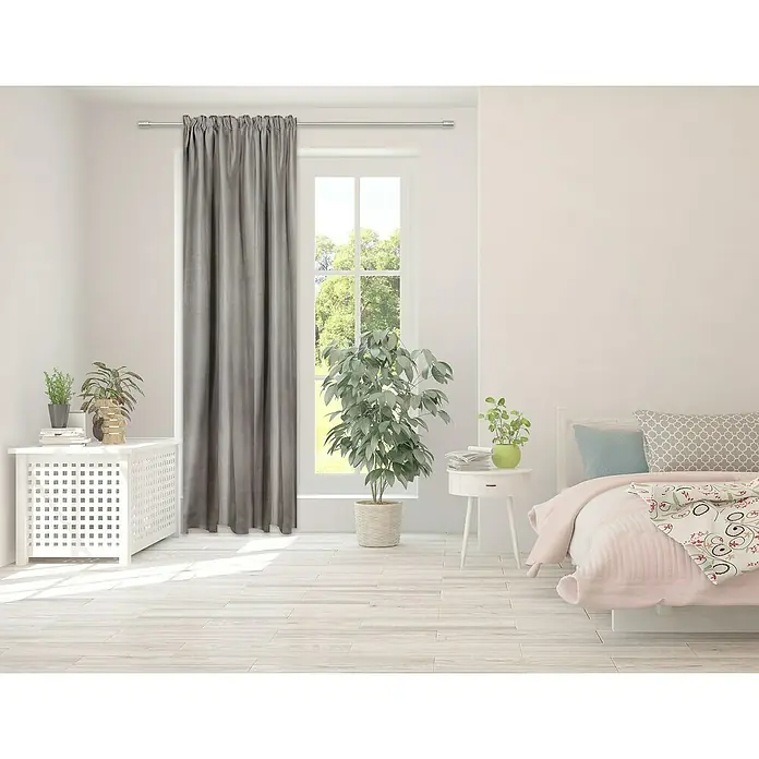 Verdunkelungsvorhang Dim - B x H: 135 x 245 cm, 100 % Polyester, Grau - Ein grauer Vorhang hängt elegant vor einem hellen Fenster und sorgt für eine ruhige Atmosphäre im Schlafzimmer. Schützt vor Licht und Blicken.
