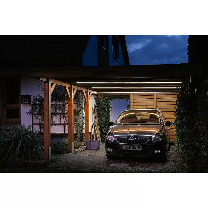 Paulmann LED-Band Simpled Outdoor - Länge: 3 m, Lichtfarbe: Warmweiß, 12 W, 1.260 lm - Warmweiße LED-Streifen unter einem Holzcarport beleuchten hell ein geparktes Auto bei Dämmerung.