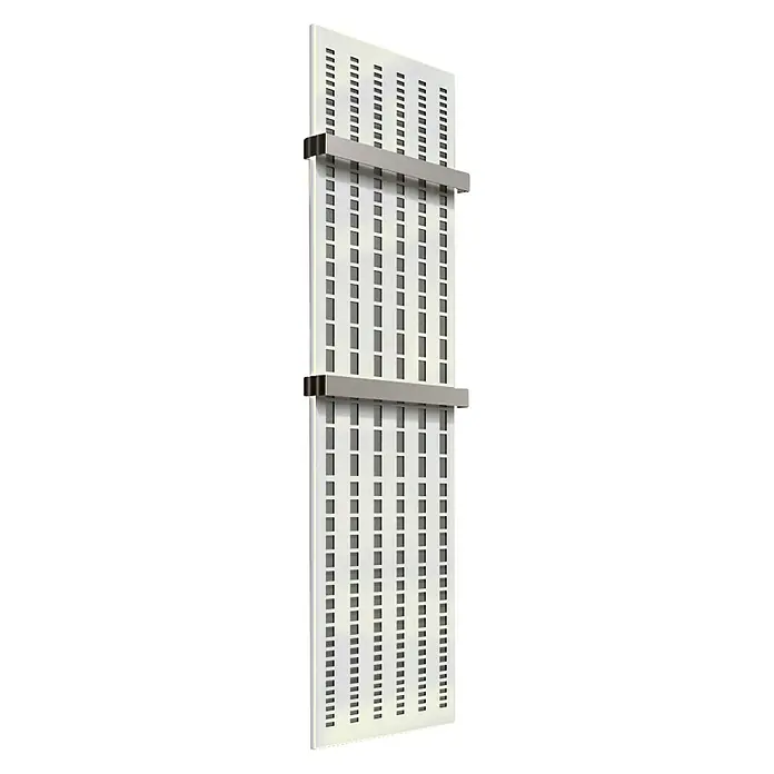 Szagato Designheizkörper Broken Mirror 3 - B x H: 470 x 1.800 mm, Wärmeleistung bei Vorlauftemperatur von 75 °C (D: 50): 1.118 W, Moonstone-Grau/Weiß, Mit 2 Handtuchhalter (50 mm) - Eine perforierte, weiße Wandplatte mit zwei silbernen Halterungen. Die Platte hat viele kleine, rechteckige Öffnungen.