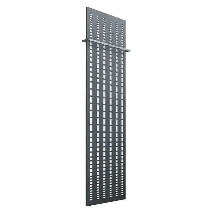 Szagato Designheizkörper Broken Mirror 3 - B x H: 470 x 1.800 mm, Wärmeleistung bei Vorlauftemperatur von 75 °C (D: 50): 1.118 W, Mit 1 Handtuchhalter (15 mm) - Bild einer grauen Heizkörper-Designplatte mit rechteckigen Ausschnitten und einer horizontalen Stange zur Handtuchaufhängung vor schwarzem Hintergrund.
