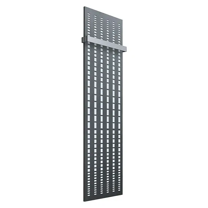 Szagato Designheizkörper Broken Mirror 3 - B x H: 470 x 1.800 mm, Wärmeleistung bei Vorlauftemperatur von 75 °C (D: 50): 1.118 W, Mit 1 Handtuchhalter (50 mm) - Ein Heizkörper mit einem schlanken, modernen Design, bestehend aus vertikalen Paneelen mit rechteckigen Aussparungen und einer silbernen Halterung.