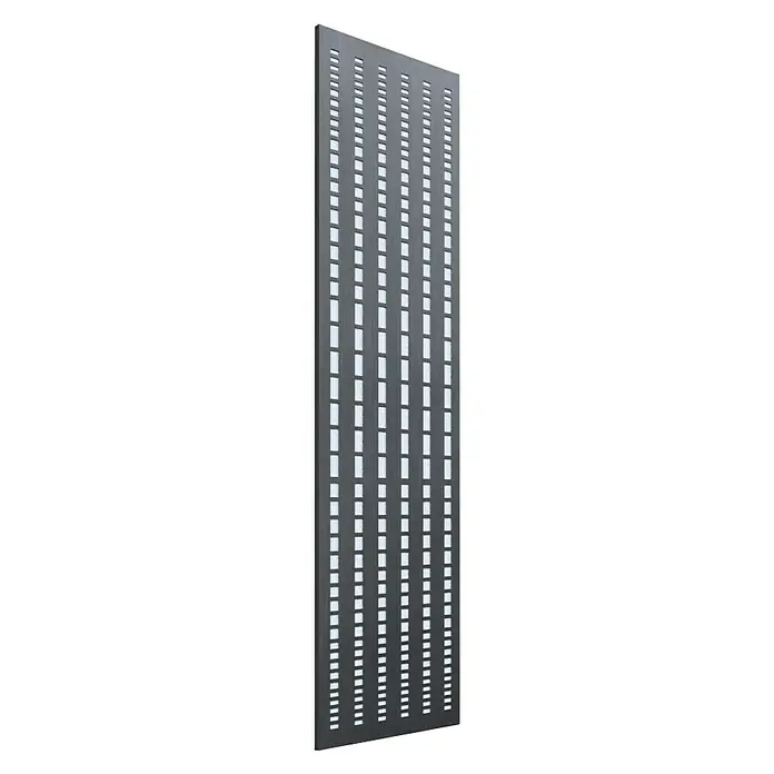 Szagato Designheizkörper Broken Mirror 3 - B x H: 470 x 1.800 mm, Wärmeleistung bei Vorlauftemperatur von 75 °C (D: 50): 1.118 W, Ohne Handtuchhalter - Das Bild zeigt eine lange, schmale Wandverkleidung mit einem Muster aus rechteckigen Ausschnitten, die Licht durchlassen.