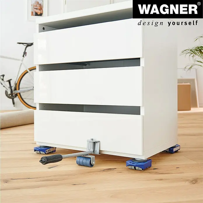 Wagner System Transportroller - L x B x H: 11,7 x 7,9 x 3,4 cm, Traglast: 200 kg, Kunststoff - Möbelroller-Set unter einer weißen Kommode. Das Set erleichtert das Bewegen schwerer Möbelstücke und schont den Boden.